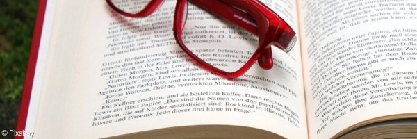 Buch mit Brille