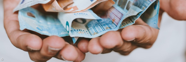 Hand mit Geldscheinen
