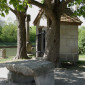 Kapelle mit steinerner Ruhebank