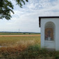 Kleine Kapelle vor einem Feld