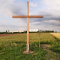 Holzkreuz vor einem Feld