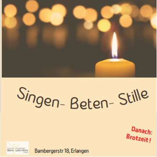 brennende Kerze mit Unterschrift: Singen-Beten-Stille