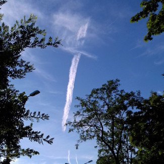 Kondensstreifen formen ein Kreuz