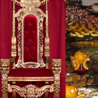 ein Thron, daneben Kuchen