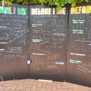 Tafel mit Kreidenotizen, die den Satzanfang "Before I die ..." beenden