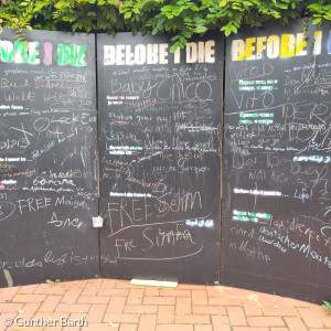 Tafel mit Kreidenotizen, die den Satzanfang "Before I die ..." beenden